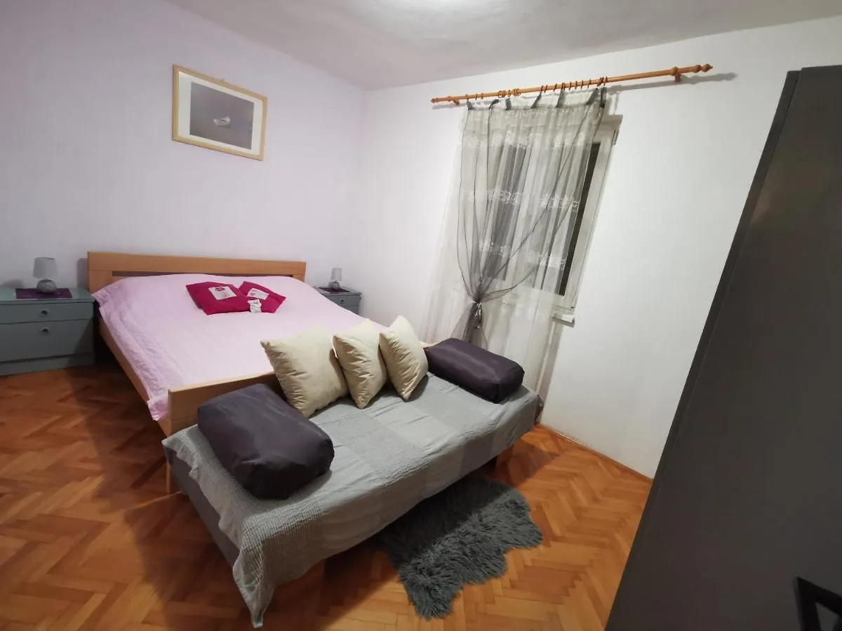 Apartments Šimuni 0*,